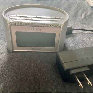 ¡Home iBT230 Bluetooth Bedside
Dual Alarm Clock Radio with Speakerphone, USB